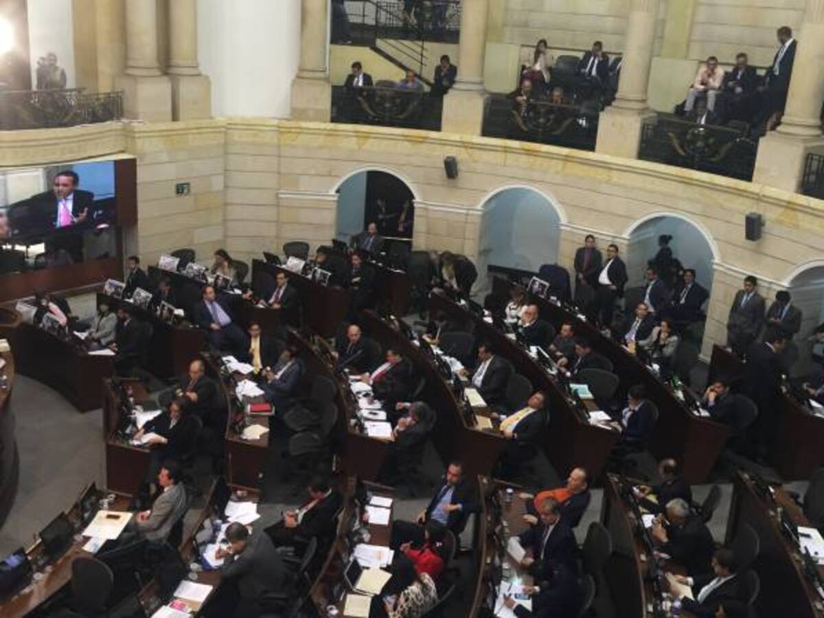 Ataque liberal a venta de Isagen es por puestos: conservadores