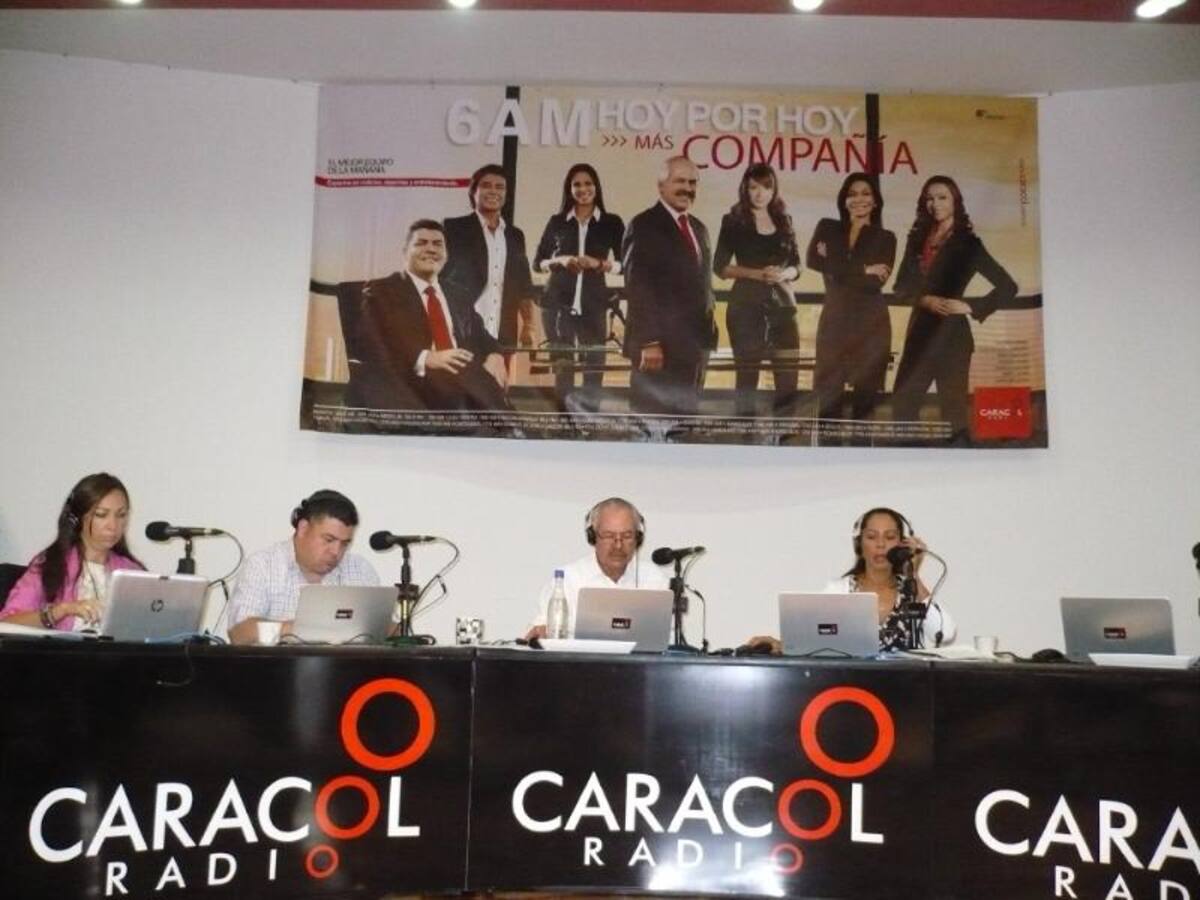Darío Arizmendi y su equipo desde la heroica, mostrando lo mejor de la ciudad y sus gentes. Foto: Caracol Radio.