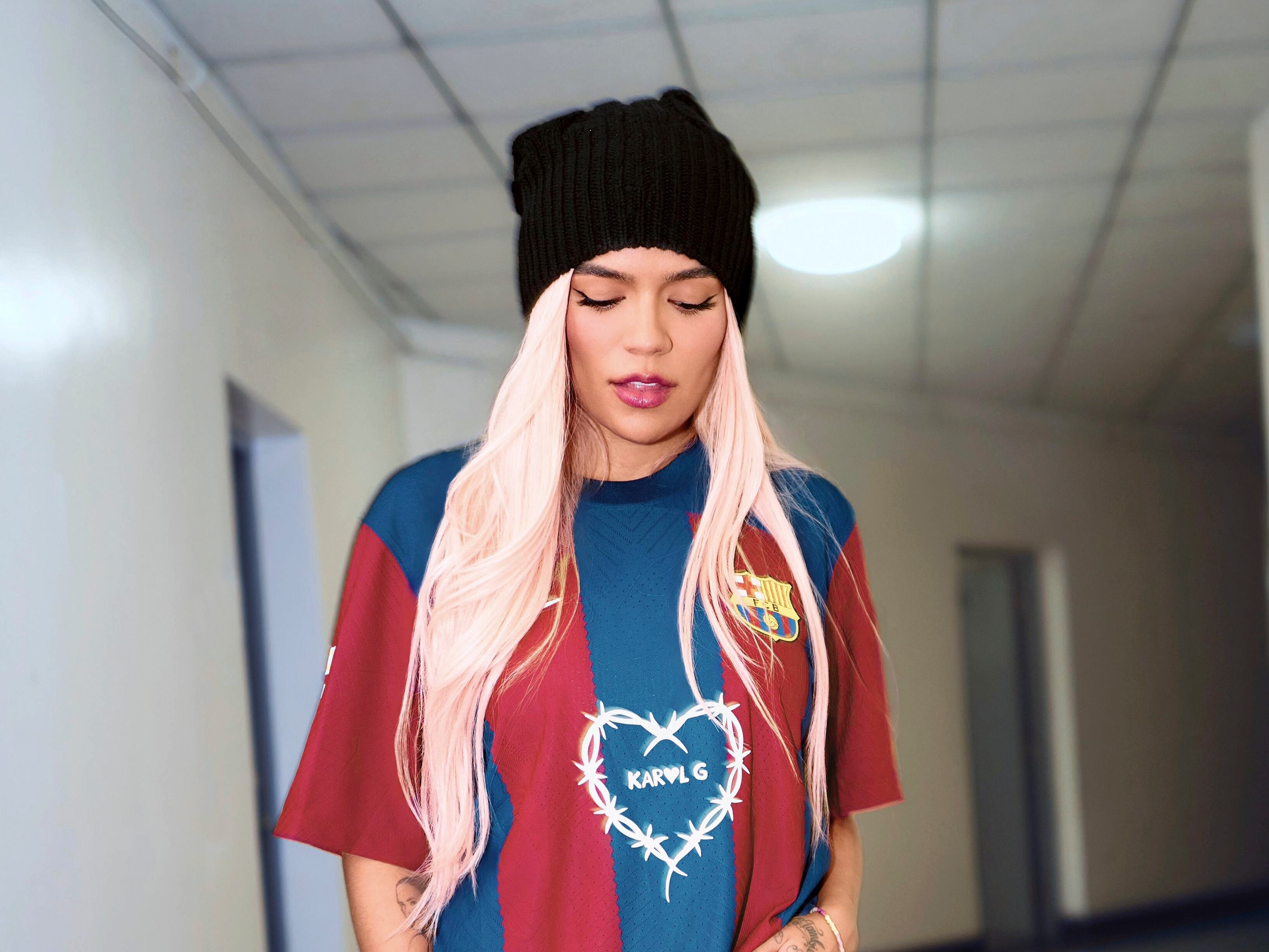 El FC Barcelona anunció este viernes que el primer equipo de fútbol lucirá el logotipo de la artista colombiana Karol G en la camiseta del clásico ante Real Madrid. EFE/ Spotify