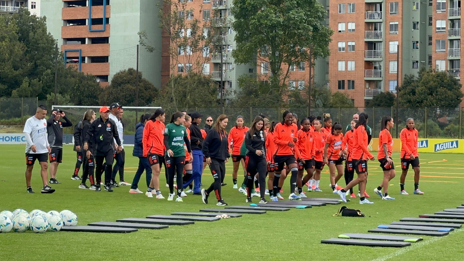 La Selección Colombia femenina trabaja en Bogotá de cara a la Copa América / Caracol Radio.