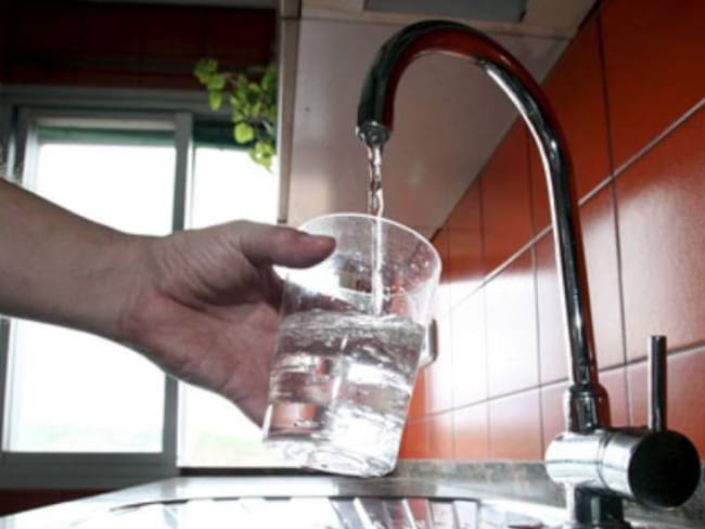 Empresas de servicios públicos deben suministrar mínimo de agua potable