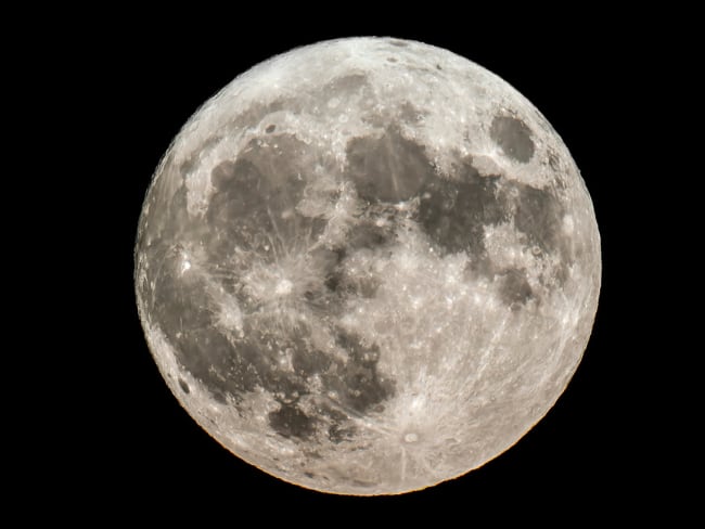 Cuándo habrá luna llena en octubre 2025: fecha en la que se verá la primera superluna del año