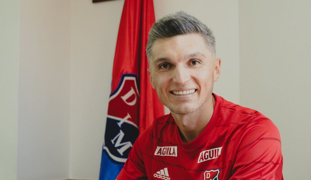 Daniel Torres firmando el contrato con El Poderoso