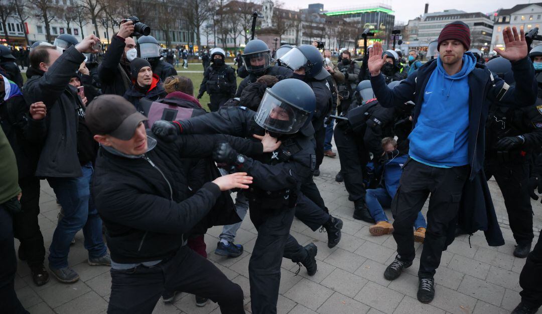 Buena parte de las manifestaciones en Europa resultaron en enfrentamientos con la policía.