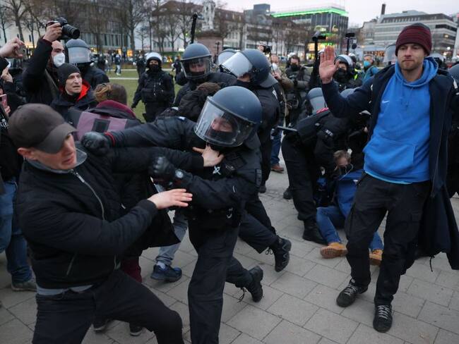 Buena parte de las manifestaciones en Europa resultaron en enfrentamientos con la policía.