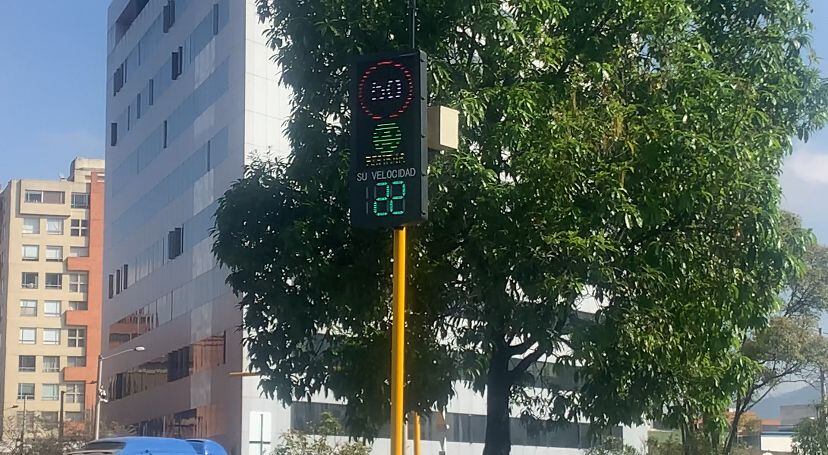 Paneles informativos de velocidad instalados en la ciudad.