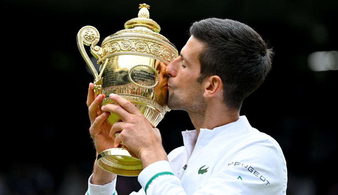 Novak Djokovic besa el trofeo de su sexto título de Wimbledon y el número 20 en Grand Slam.