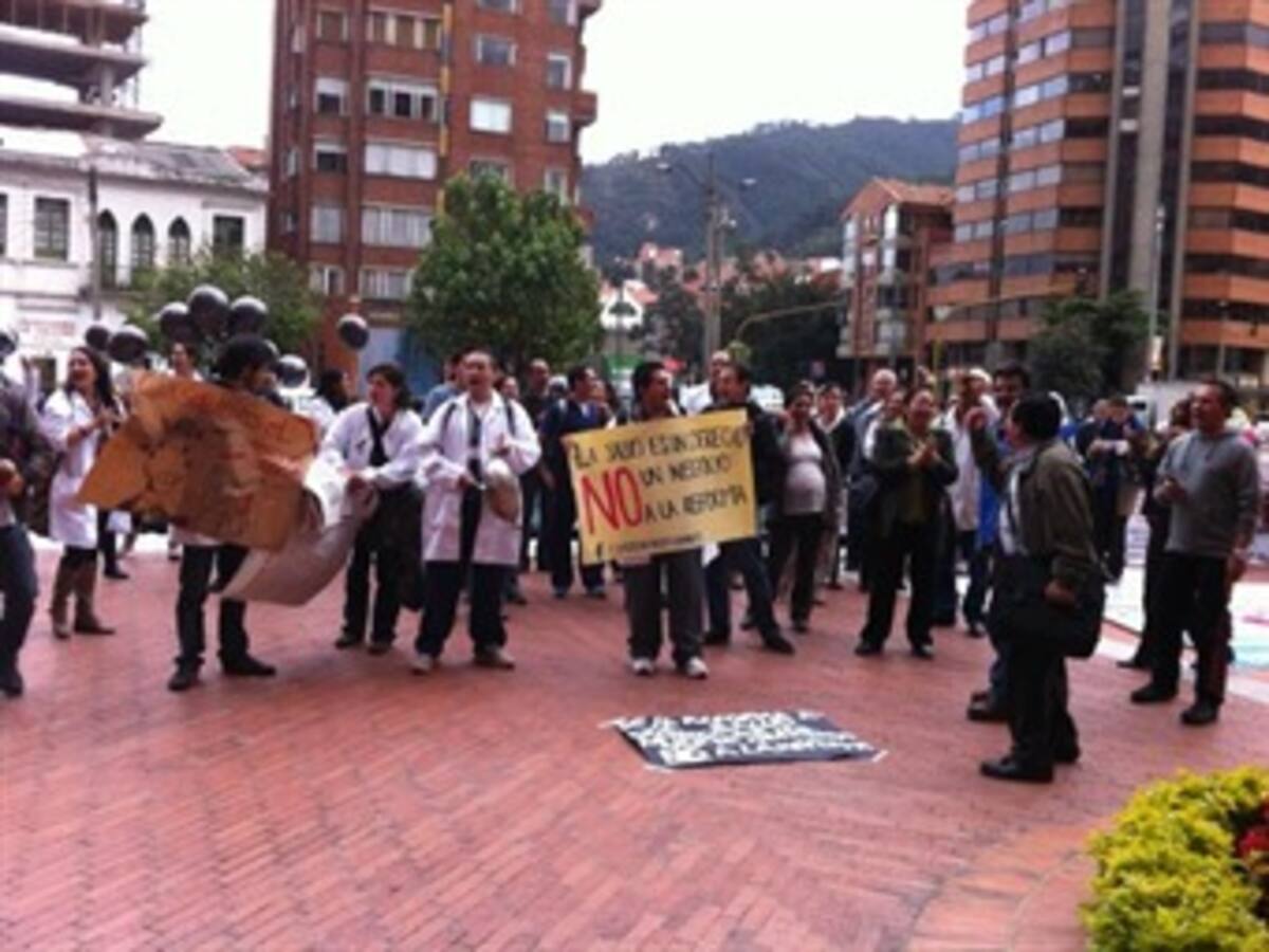 Pacientes y estudiantes de medicina protestaron por reforma a la salud