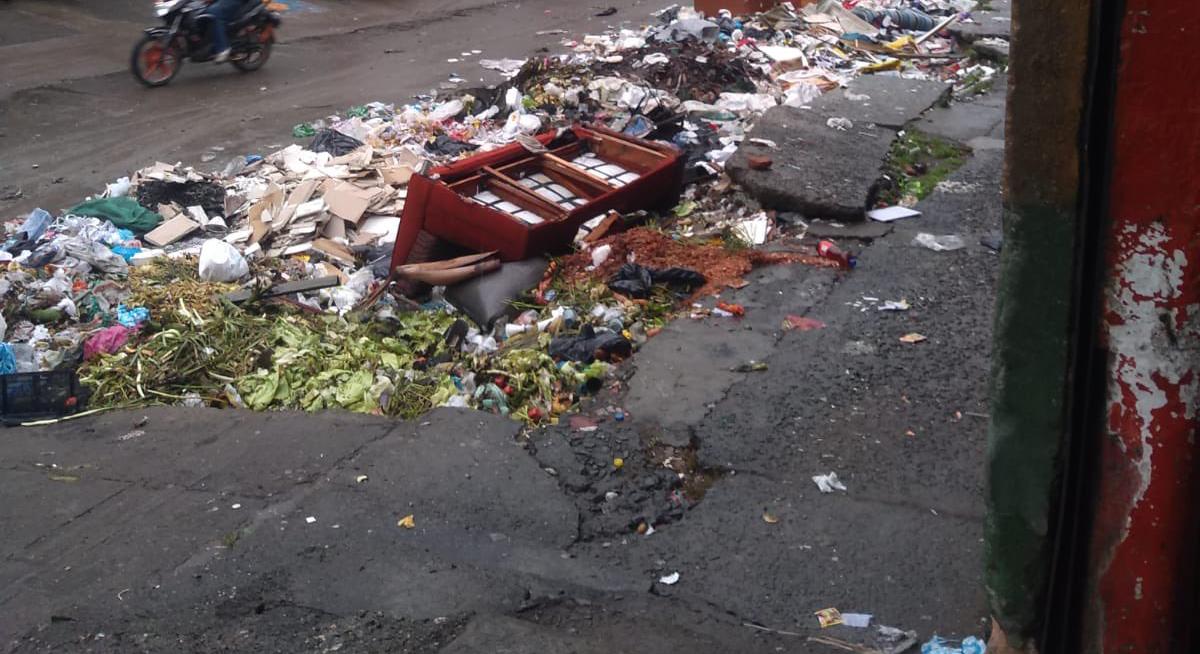 La comunidad denuncia que las calles contiguas a la plaza de mercado se han convertido en un basurero