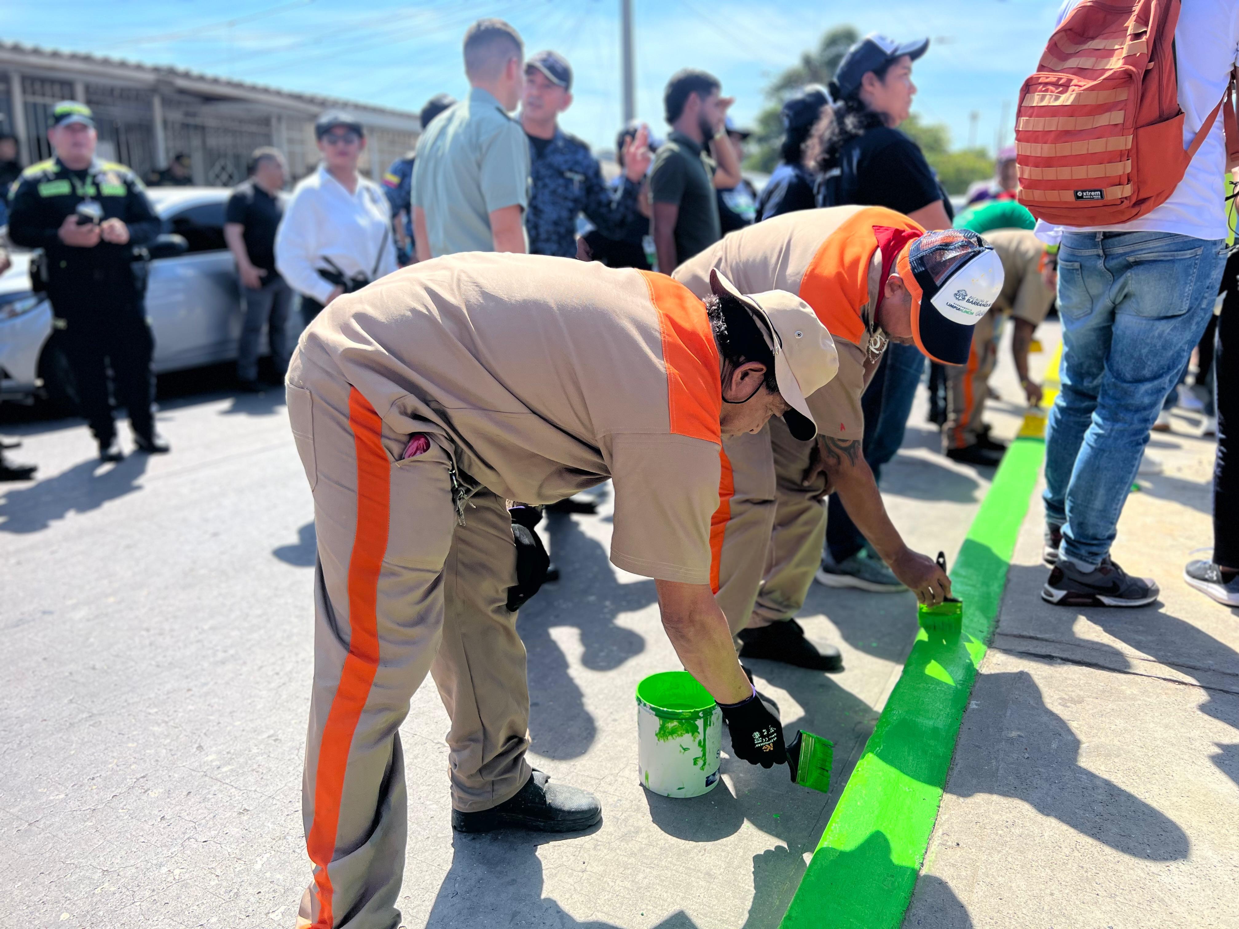 Los reclusos realizando la jornada de limpieza. Foto: Alcaldía de Barranquilla.