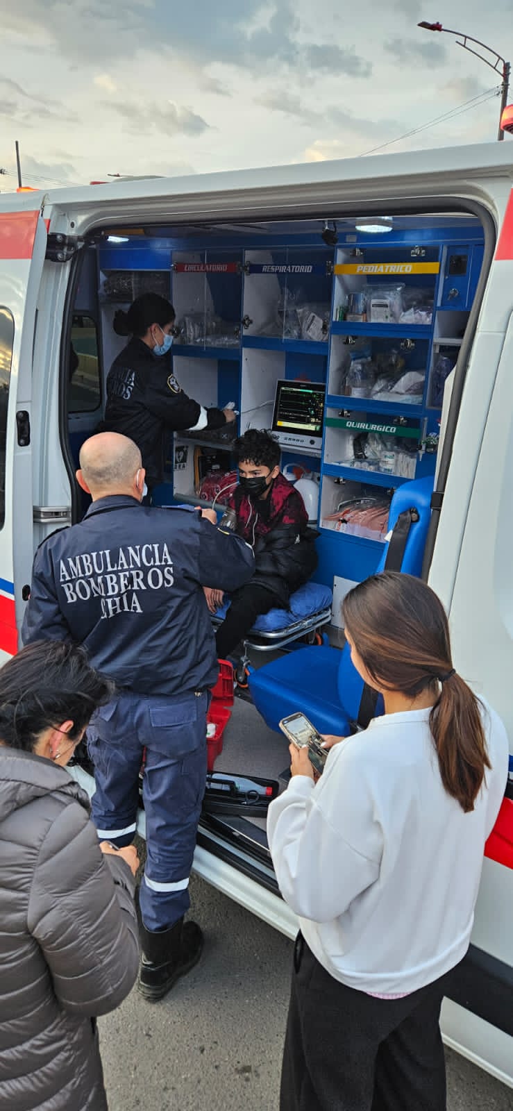 Momento en el que es atendido el niño Tomás Blanco, después de ser encontrado.