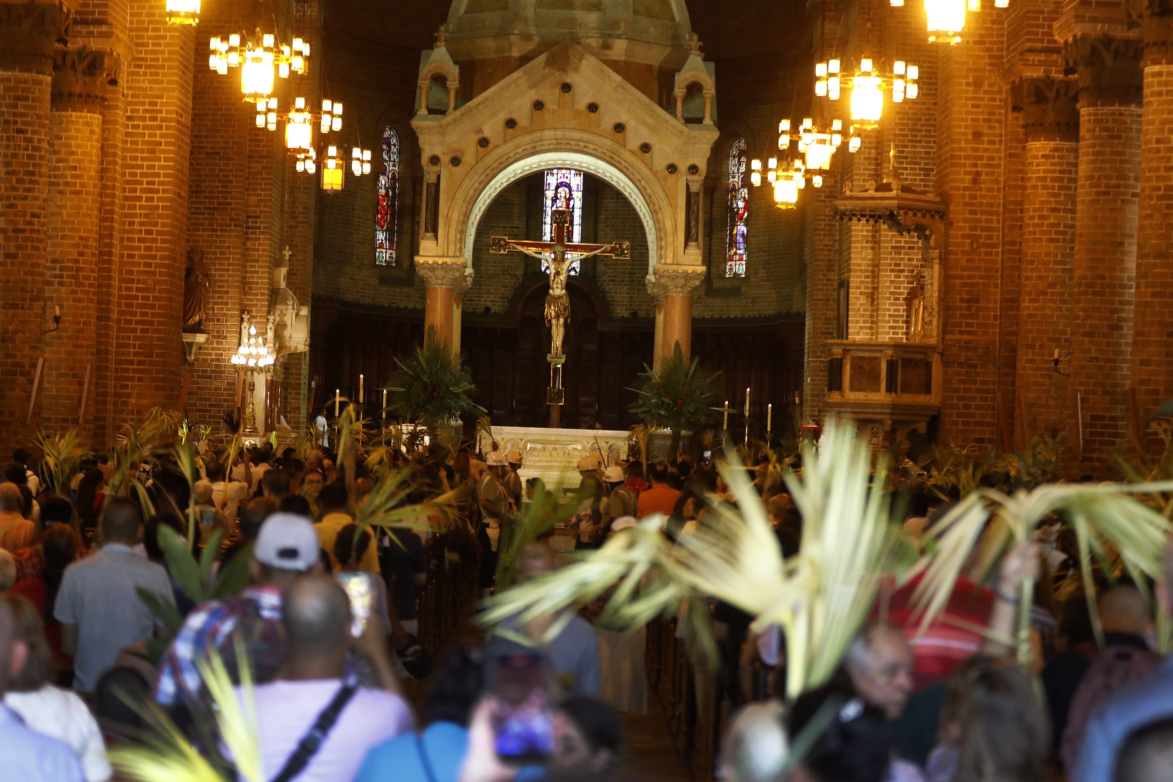 MED108. MEDELLÍN (COLOMBIA), 24/03/2024.- Fieles católicos participan en la celebración del Domingo de Ramos en la Catedral Metropolitana en Medellín (Colombia). La celebración del Domingo de Ramos da comienzo a la Semana Santa, donde fieles de la iglesia Católica conmemoran la muerte y resurrección de Jesucristo. EFE/Luis Eduardo Noriega Arboleda