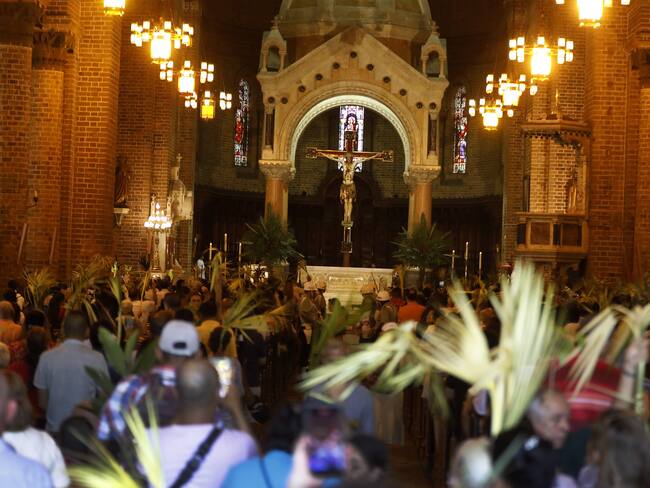 MED108. MEDELLÍN (COLOMBIA), 24/03/2024.- Fieles católicos participan en la celebración del Domingo de Ramos en la Catedral Metropolitana en Medellín (Colombia). La celebración del Domingo de Ramos da comienzo a la Semana Santa, donde fieles de la iglesia Católica conmemoran la muerte y resurrección de Jesucristo. EFE/Luis Eduardo Noriega Arboleda