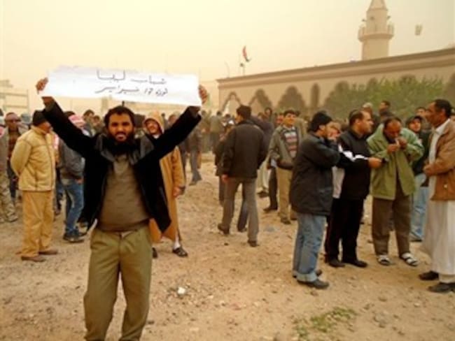 Régimen libio reconoce la muerte de 300 personas en las revueltas