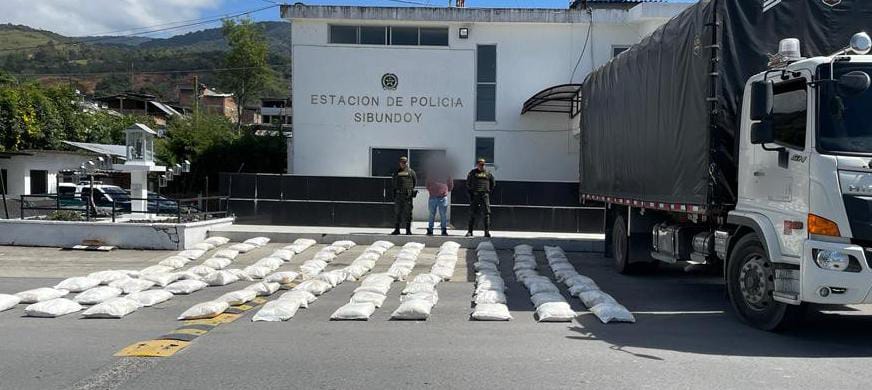 Los productos químicos eran transportados en un vehículo tipo camión.