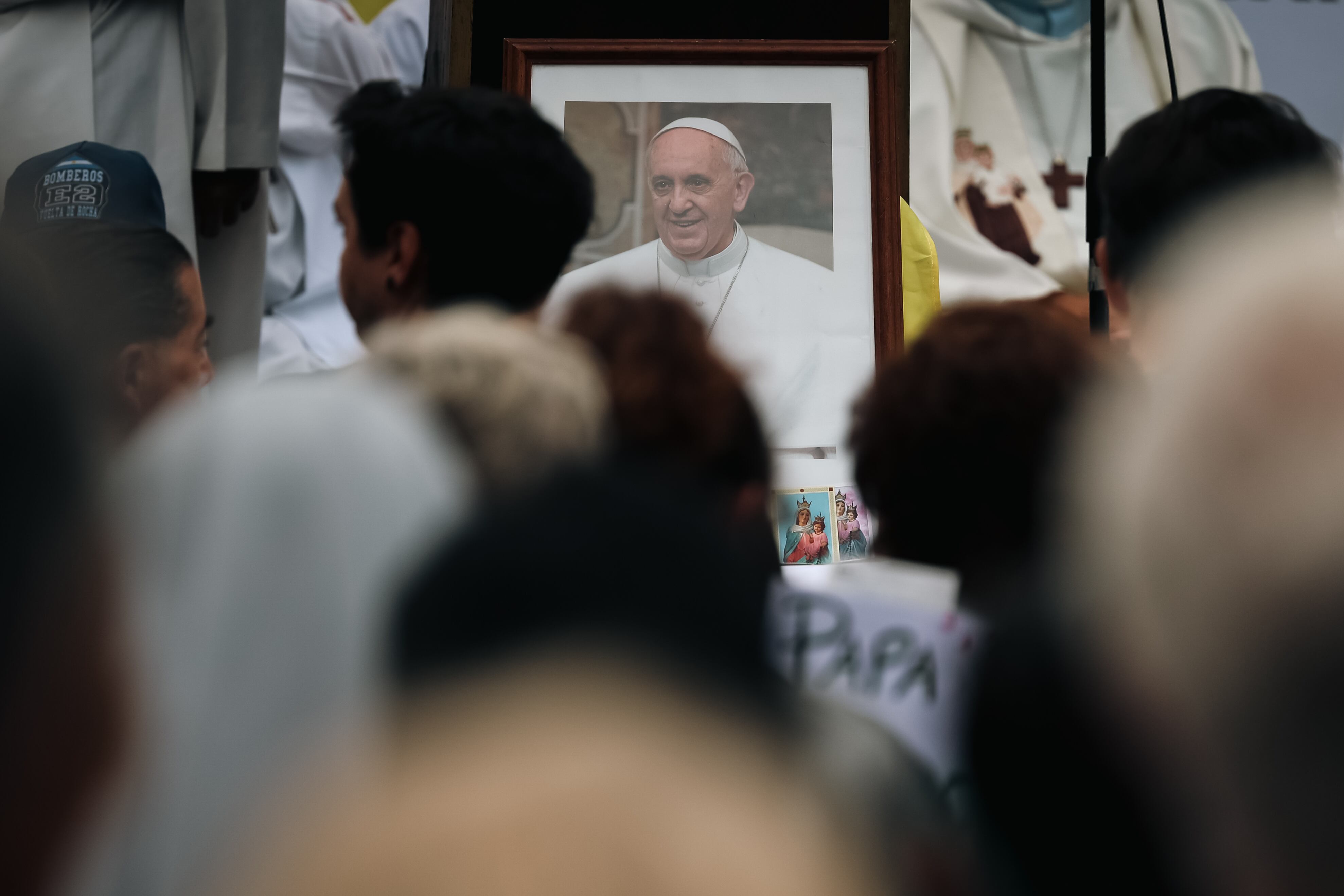 Fotografía de una imagen del Papa Francisco durante una misa este lunes, en la Plaza Constitución en Buenos Aires (Argentina). EFE/ Juan Ignacio Roncoroni
