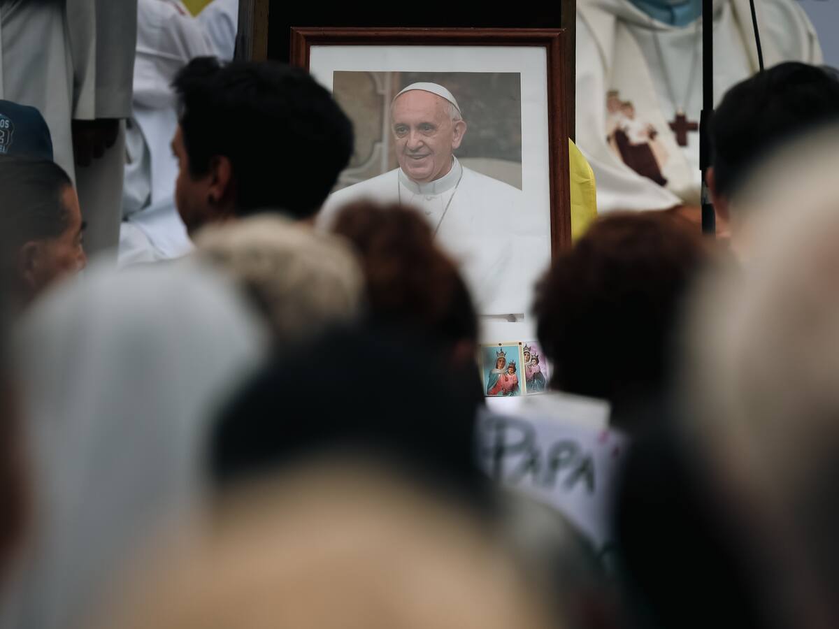 Papa Francisco consolida mejoría en su estado de salud y ya no está en peligro inminente