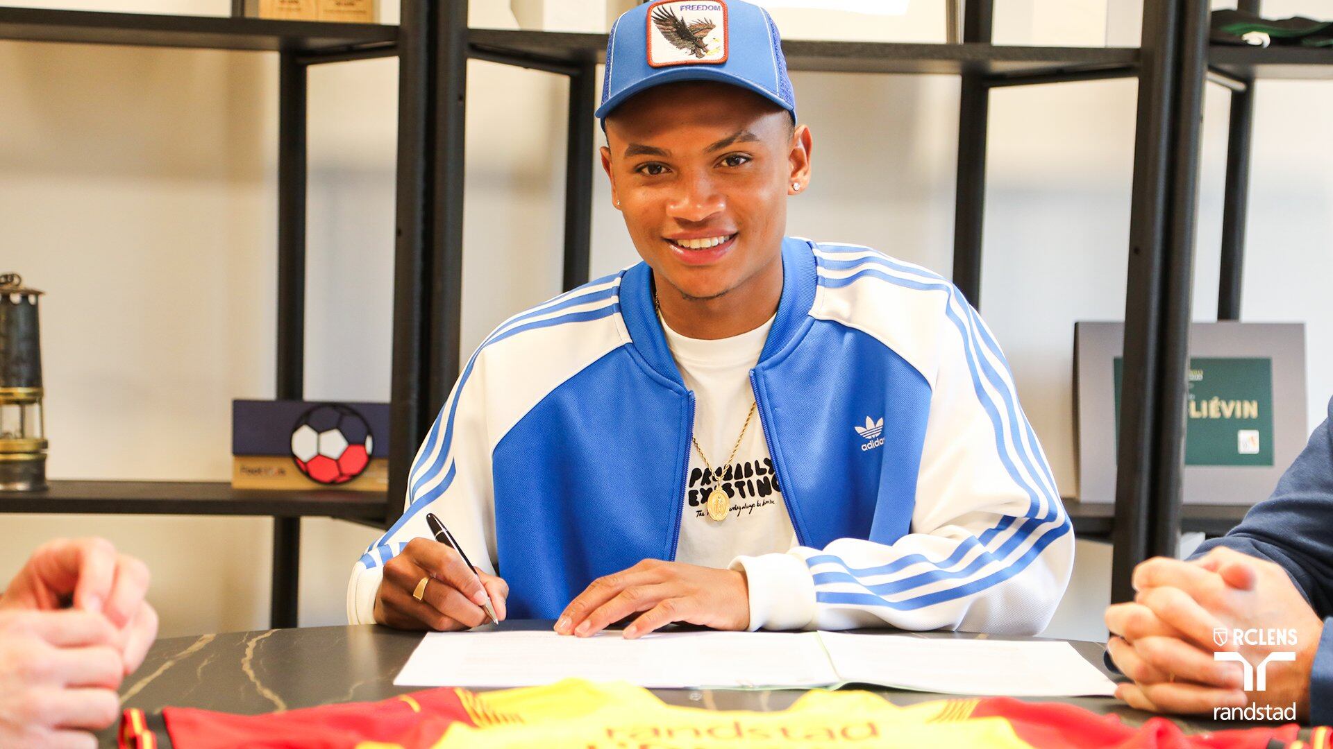 Óscar Cortés fue presentado como nuevo jugador del RC Lens / @RCLens