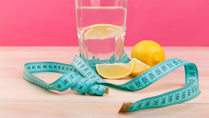 ¿Cuántos kilos se puede bajar tomando agua con limón? Así funciona la dieta (Getty Images)