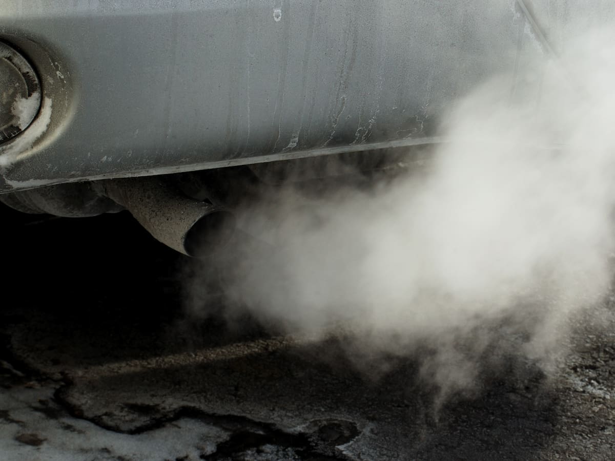 ¿Qué hacer cuando sale humo blanco del escape de carro? Estas serían las causas y peligros