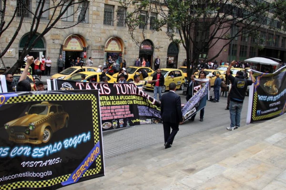 Más de 200 taxistas recorren la Carrera Séptima mostrando su inconformismo frente a las aplicaciones de movilidad como Uber que utilizan los llamados taxis blancos.