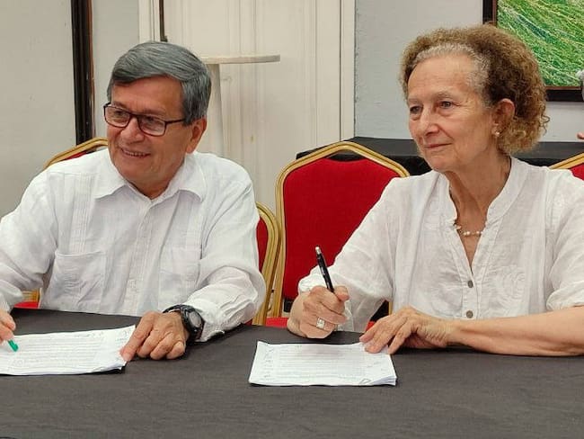 Pablo Beltrán y Vera Grabe, nueva jefa del equipo negociador del Gobierno nacional. Foto: delegación ELN cuenta de X