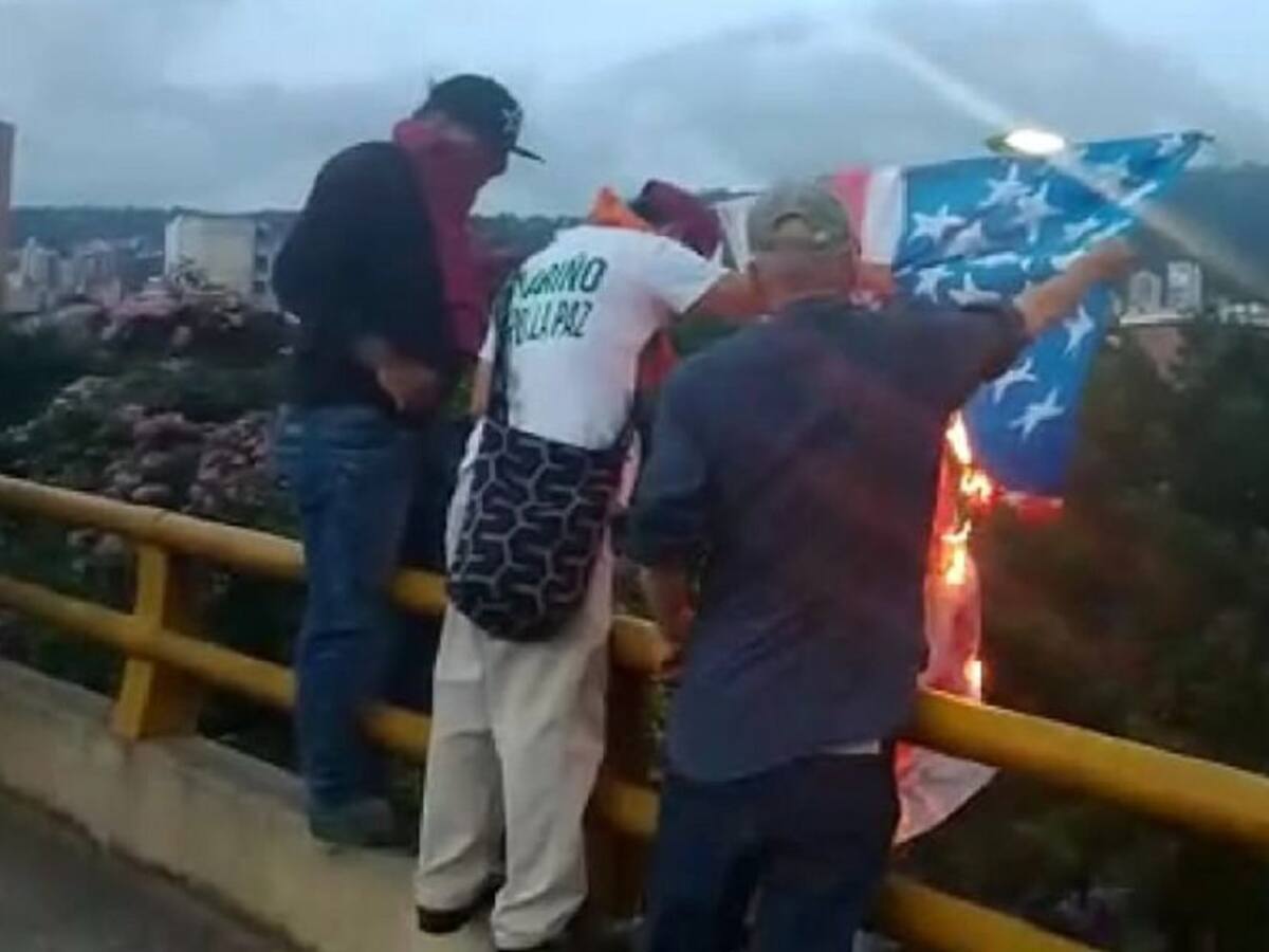 Queman bandera de Estados Unidos en marcha de Bucaramanga