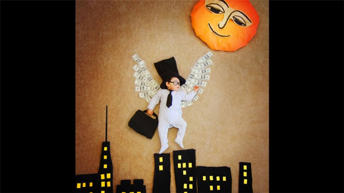 Para ilustrar las aventuras oníricas de su bebé, Queenie tomó cientos de fotografías acomodando objetos cotidianos alrededor del niño. "Primero monto la escena", explica Queenie. "Y cuando se duerme lo pongo en medio de la composición".