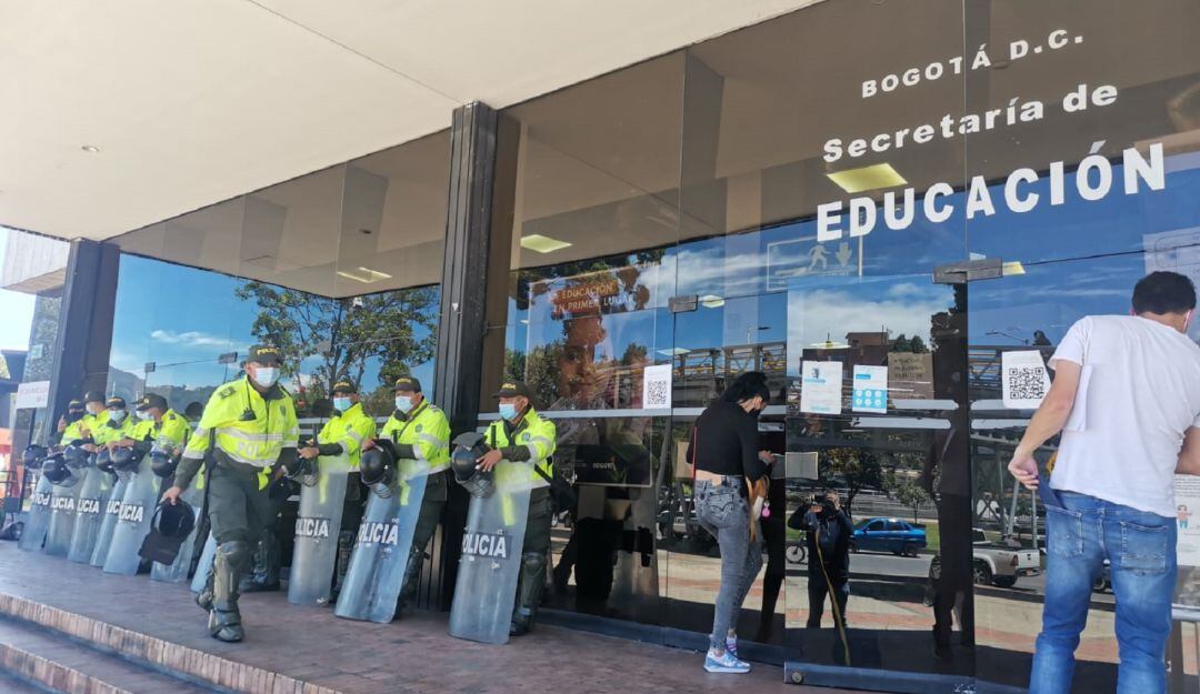 Docentes se toman instalaciones de la Secretaría de Educación en Bogotá  