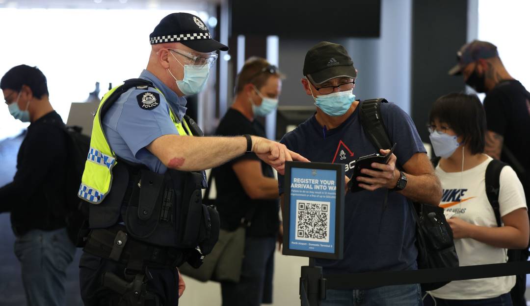 Llegada de viajeros al aeropuerto de Perth, en Australia. Foto: Getty