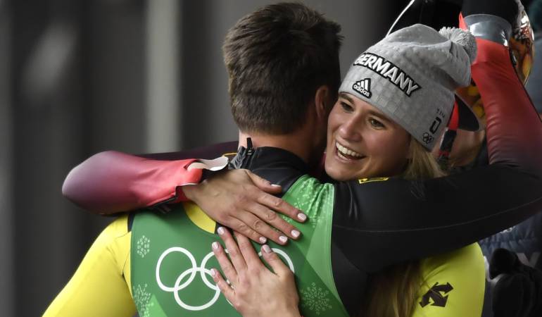 Dos medallistas se abrazan durante los Juegos Olímpicos PyeongChang 2018.