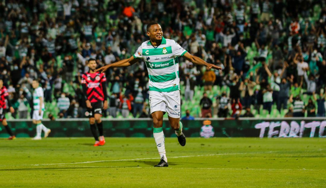 Harold Preciado festeja uno de sus dos goles en el triunfo del Santos.