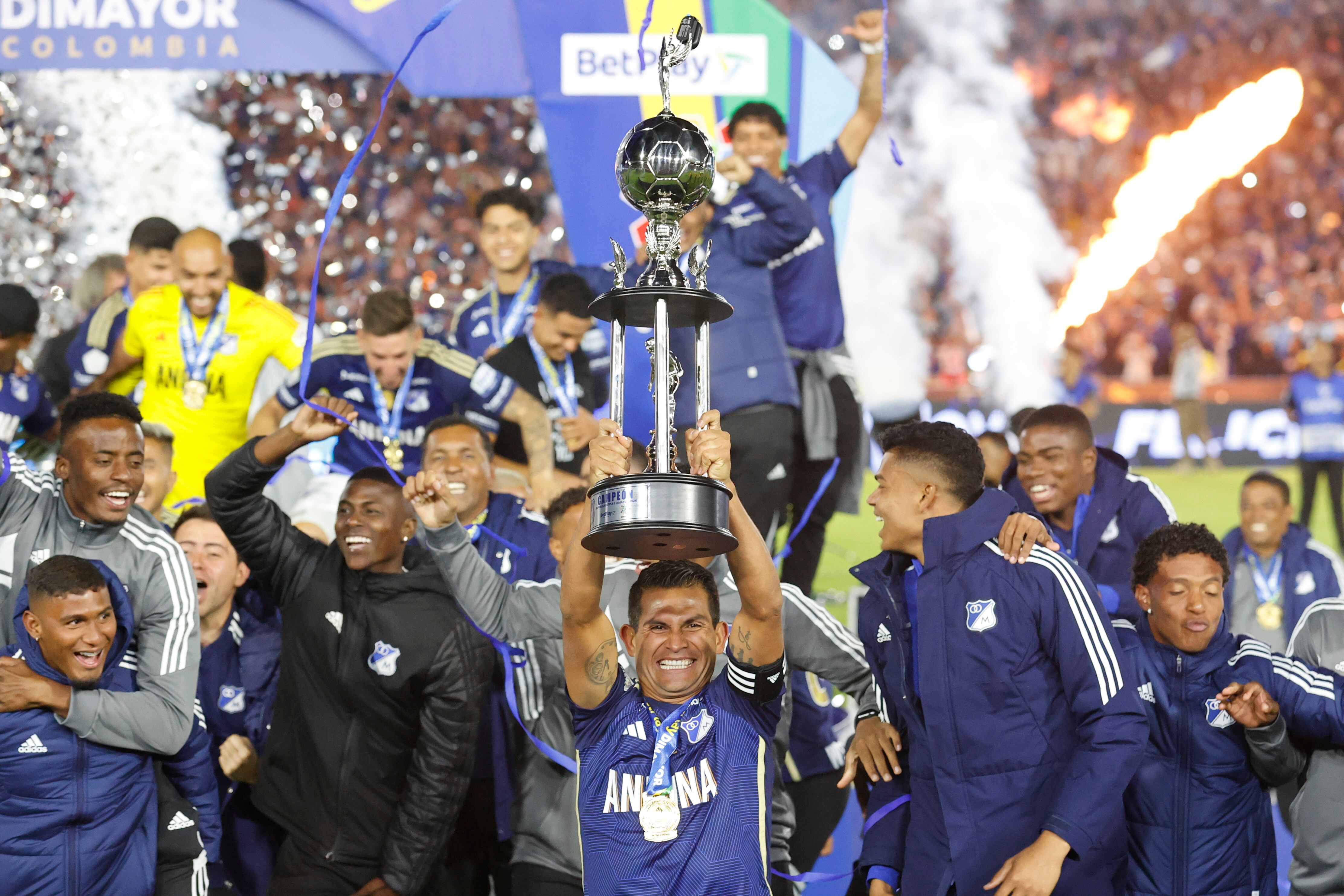 AMDEP5087. BOGOTÁ (COLOMBIA), 24/01/2024.- David Macalister de Millonarios celebra con el trofeo tras ganar la final de la Superliga Colombiana ante Junior hoy, en el estadio El Campín en Bogotá (Colombia). EFE/ Mauricio Dueñas Castañeda