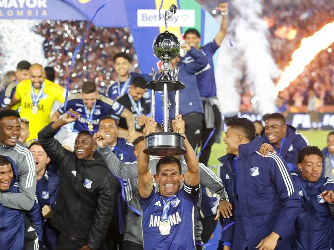 AMDEP5087. BOGOTÁ (COLOMBIA), 24/01/2024.- David Macalister de Millonarios celebra con el trofeo tras ganar la final de la Superliga Colombiana ante Junior hoy, en el estadio El Campín en Bogotá (Colombia). EFE/ Mauricio Dueñas Castañeda