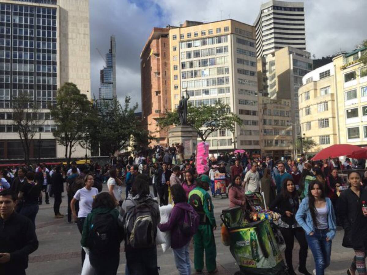 Decenas de bogotanos se concentran desde las 4 de la tarde en la Plazoleta Rosario.