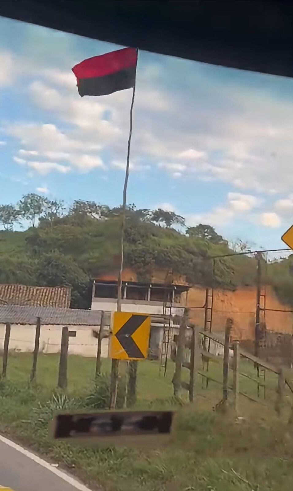 Bandera del ELN en Sanín Villa. / Foto: Cortesía comunidad.