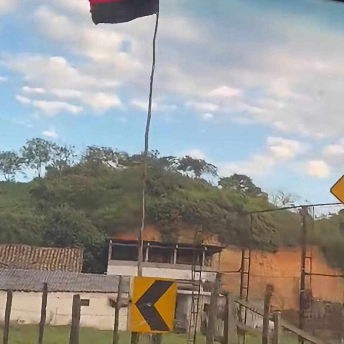 Bandera del ELN fue instalada en la vía que comunica a Ocaña con el sur del Cesar