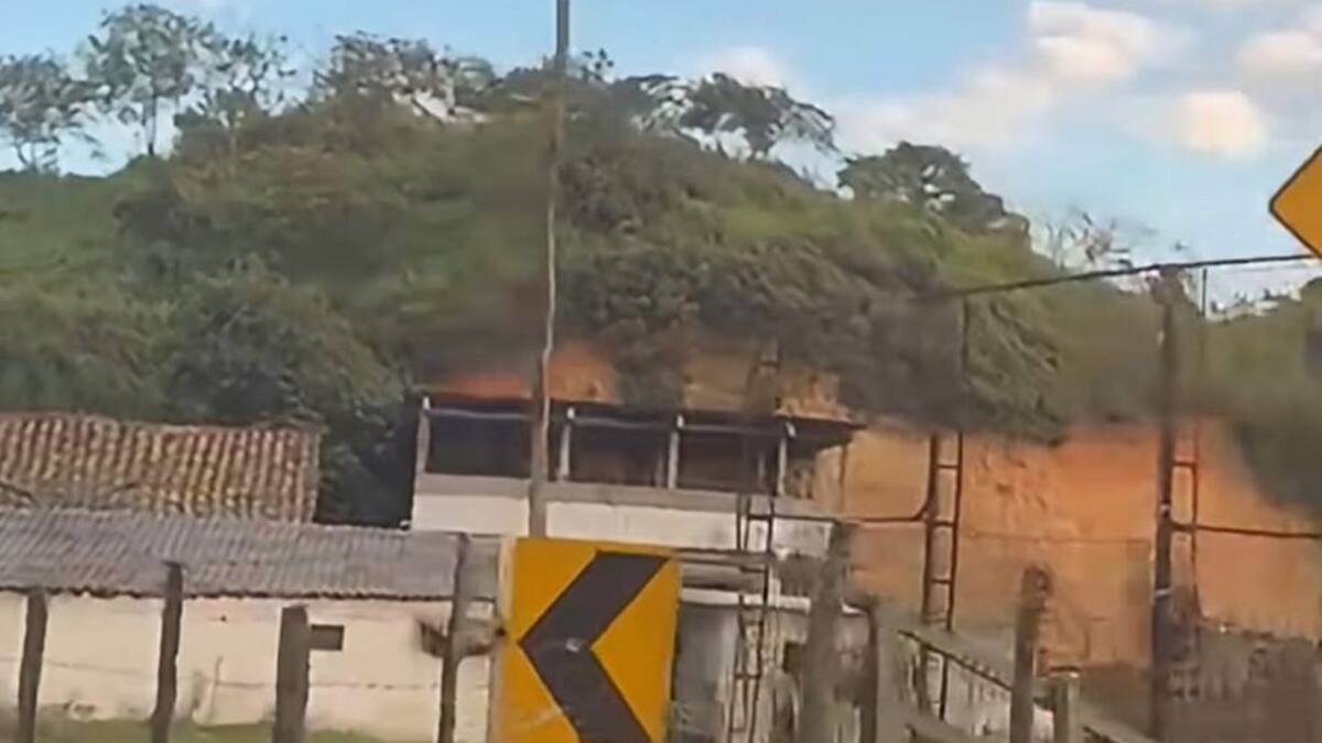 Bandera del ELN fue instalada en la vía que comunica a Ocaña con el sur del Cesar