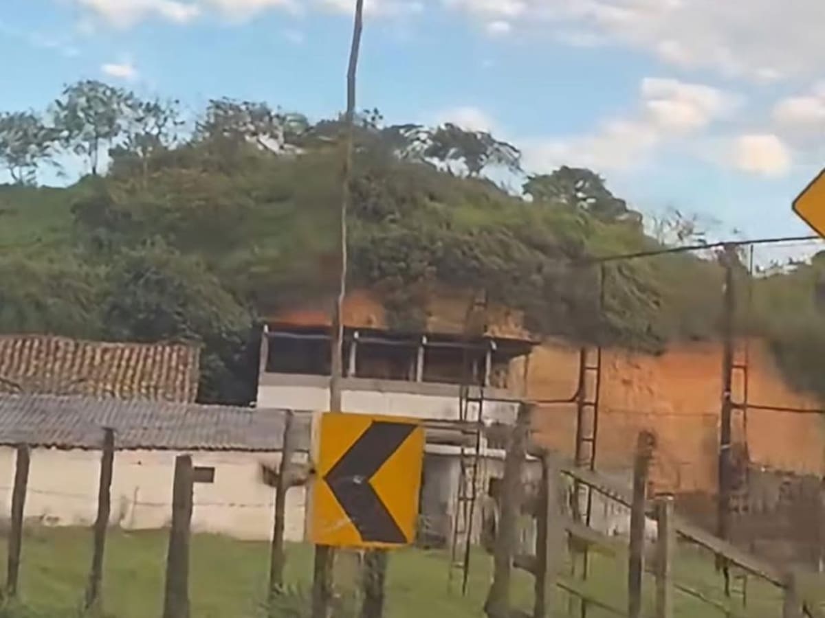 Bandera del ELN fue instalada en la vía que comunica a Ocaña con el sur del Cesar