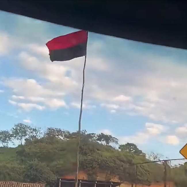 Bandera del ELN en Sanín Villa. / Foto: Cortesía comunidad.