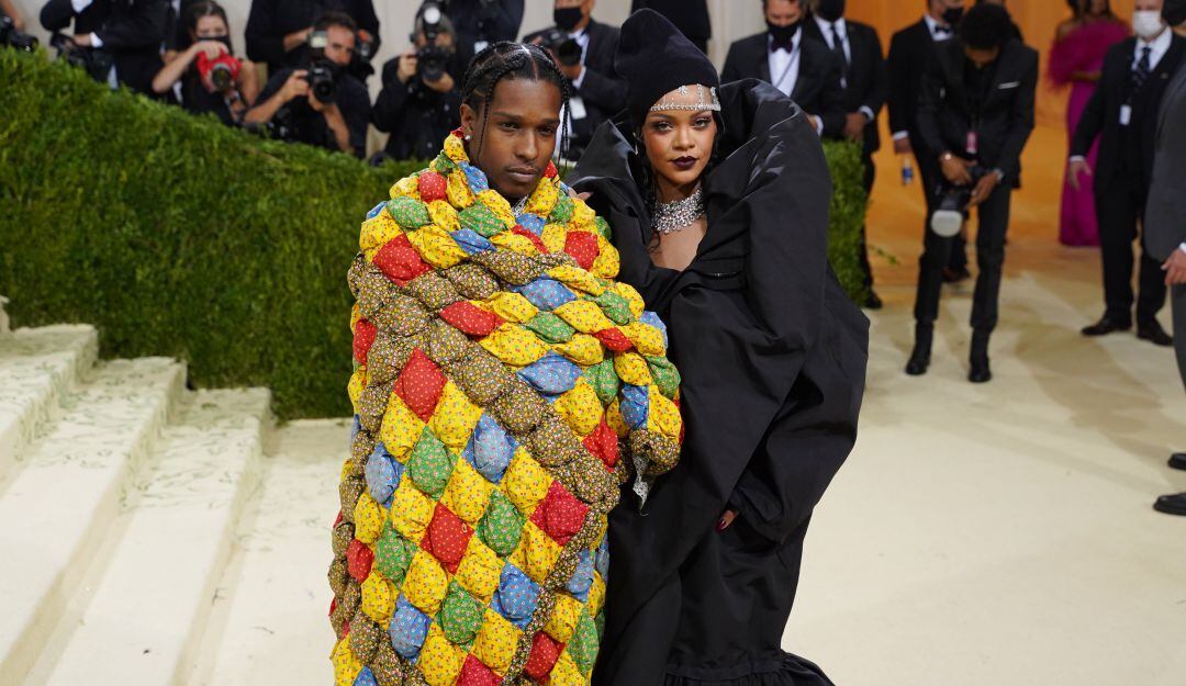 Rihanna en la Met Gala junto a su pareja el rapero A$AP Rocky