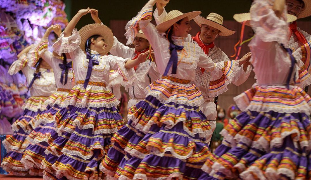 Exhibición de baile en la entrega de trajes típicos. 
