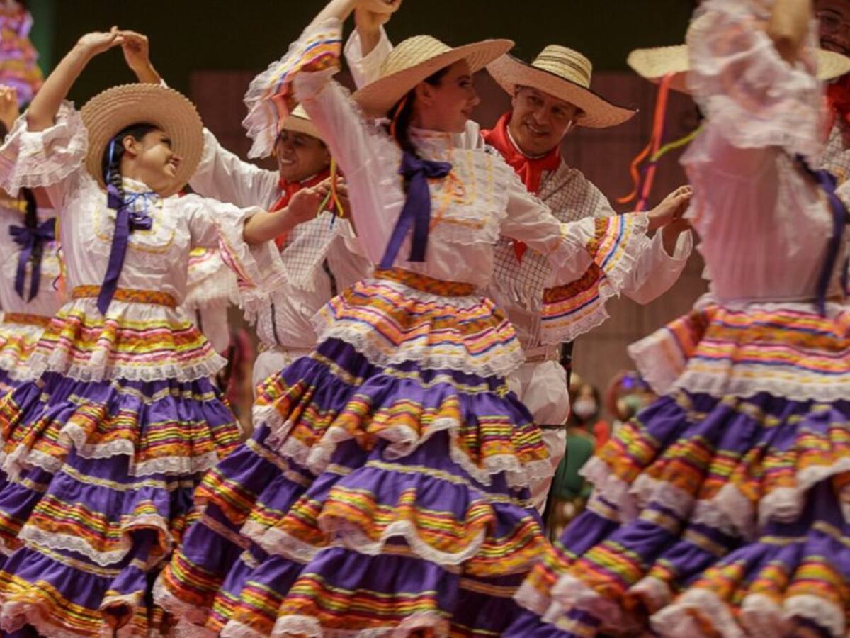 Dirección de Cultura del Tolima entrega dotación de trajes típicos