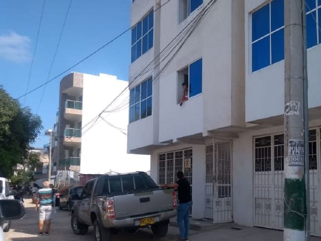 Propietarios evacúan edificio del clan Quiróz en Cartagena