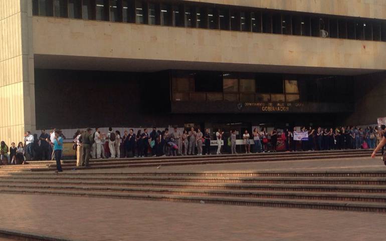 Estudiantes de Univalle protestan frente a la Gobernacion. 