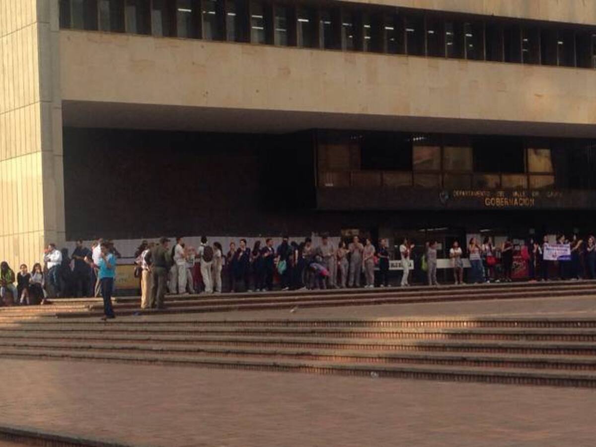 Estudiantes de medicina de la Universidad del Valle bloquearon entrada a la Gobernación