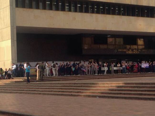 Estudiantes de Univalle protestan frente a la Gobernacion. 