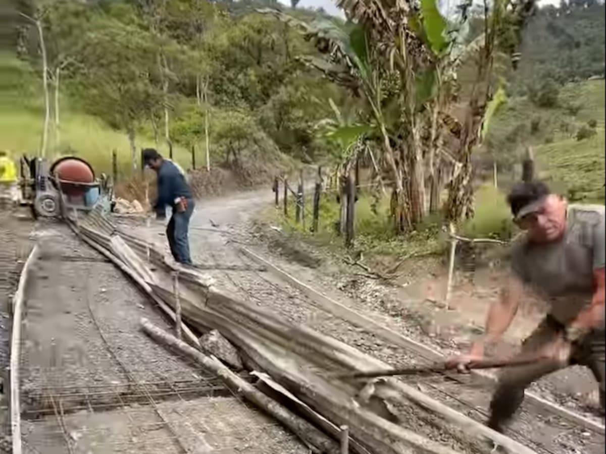 Macanal avanza en infraestructura vial con construcción de placa huella