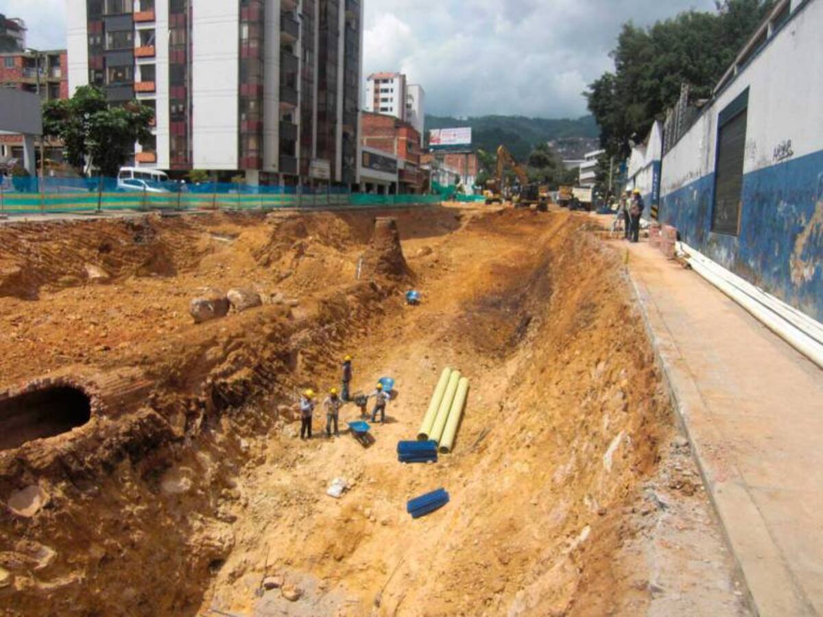 Derrumbe en intercambiador de Bucaramanga provoca lesiones a dos obreros