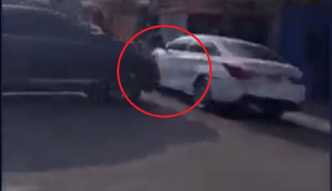 Se las cobró: mujer se enteró de infidelidad y le chocó el carro a esposo